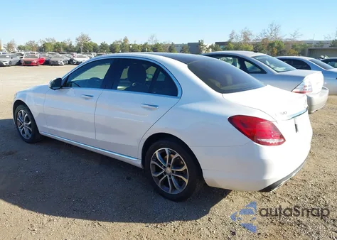 2015 Mercedes-Benz C 300 4Matic z USA, uszkodzony, nr VIN 55SWF4KB1FU039770